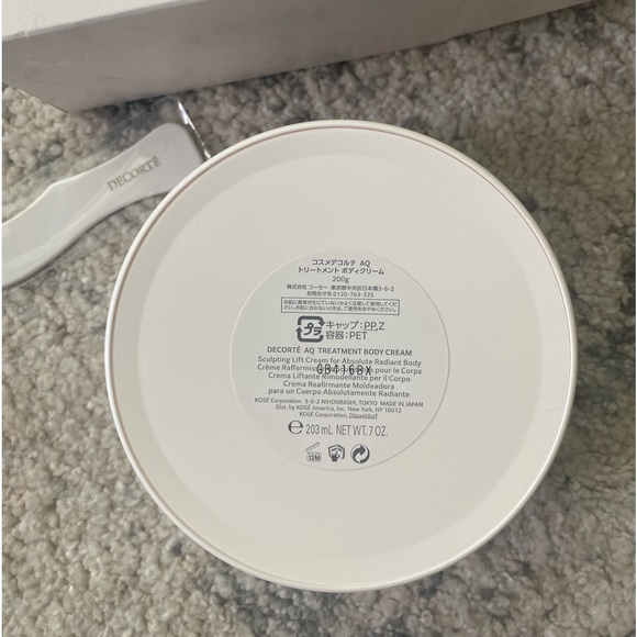 DECORTE AQ Treatment Body Cream - Picture 6 of 6